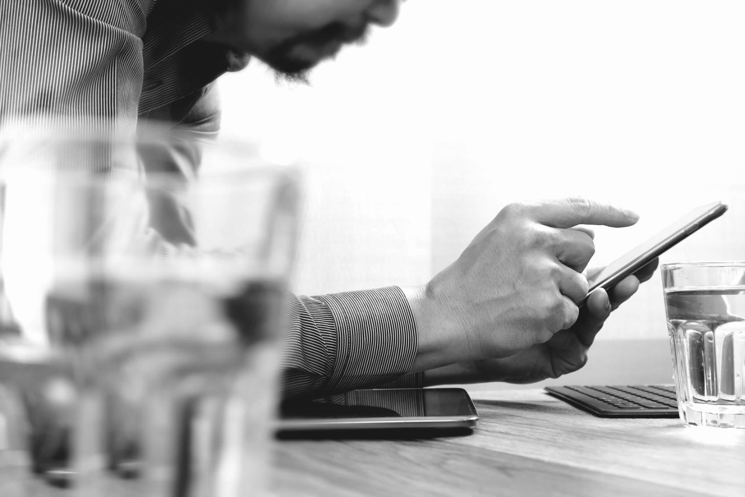 Professioneller Arbeitsplatz für SEO Content Strategie Entwicklung und Webinar-Planung